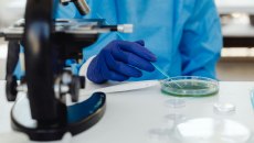 Γιατί οι δότες σπέρματος αποκτούν εκατοντάδες παιδιά: Η βιομηχανία των 2 δισ. και ο ρόλος της Δανίας