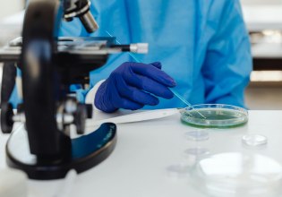 Γιατί οι δότες σπέρματος αποκτούν εκατοντάδες παιδιά: Η βιομηχανία των 2 δισ. και ο ρόλος της Δανίας