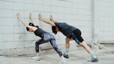 Γυμναστική express: Η ρουτίνα των 5 λεπτών που δίνει ενέργεια όλη τη μέρα
