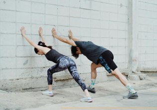 Γυμναστική express: Η ρουτίνα των 5 λεπτών που δίνει ενέργεια όλη τη μέρα