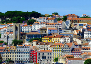 Στεγαστική κρίση: Γιατί διώχνει τους νέους από την εργασία – Τι προτείνουν δύο 30άρηδες οικονομολόγοι ως λύση