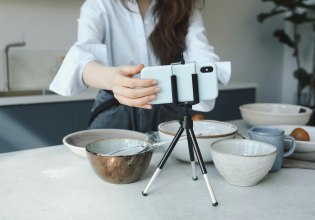 ΕΚΠΟΙΖΩ: Γιατί πρέπει όλοι να είμαστε προσεκτικοί με τους influencers – Καμπανάκι για τα παιδιά