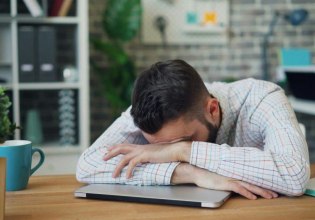 Φόρτος εργασίας κι έλλειψη αναγνώρισης επιβαρύνουν την ψυχική υγεία