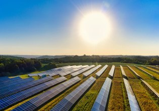 Χαμένος ήλιος, πεταμένος άνεμος – Η ΕΕ κινδυνεύει να χάσει τον στόχο για τις ΑΠΕ