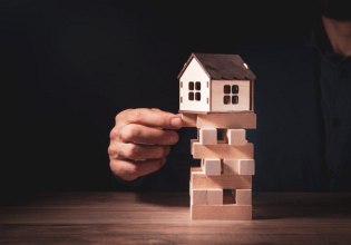 Το στεγαστικό κόστος γονατίζει τα ελληνικά νοικοκυριά – Γιατί είμαστε στη χειρότερη θέση της ΕΕ