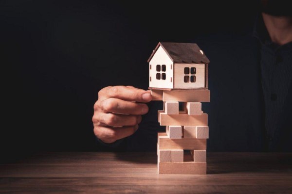 Το στεγαστικό κόστος γονατίζει τα ελληνικά νοικοκυριά – Γιατί είμαστε στη χειρότερη θέση της ΕΕ