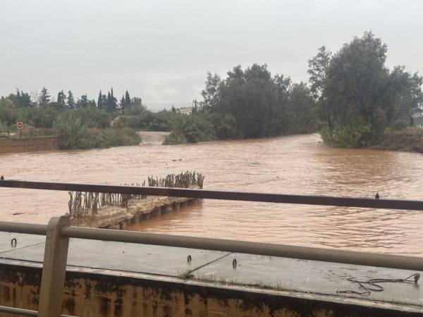 Κακοκαιρία Byron:  Σε λίμνες μετατράπηκαν οι δρόμοι σε Μάνδρα και Νέα Πέραμο – Μπαράζ μηνυμάτων από 112