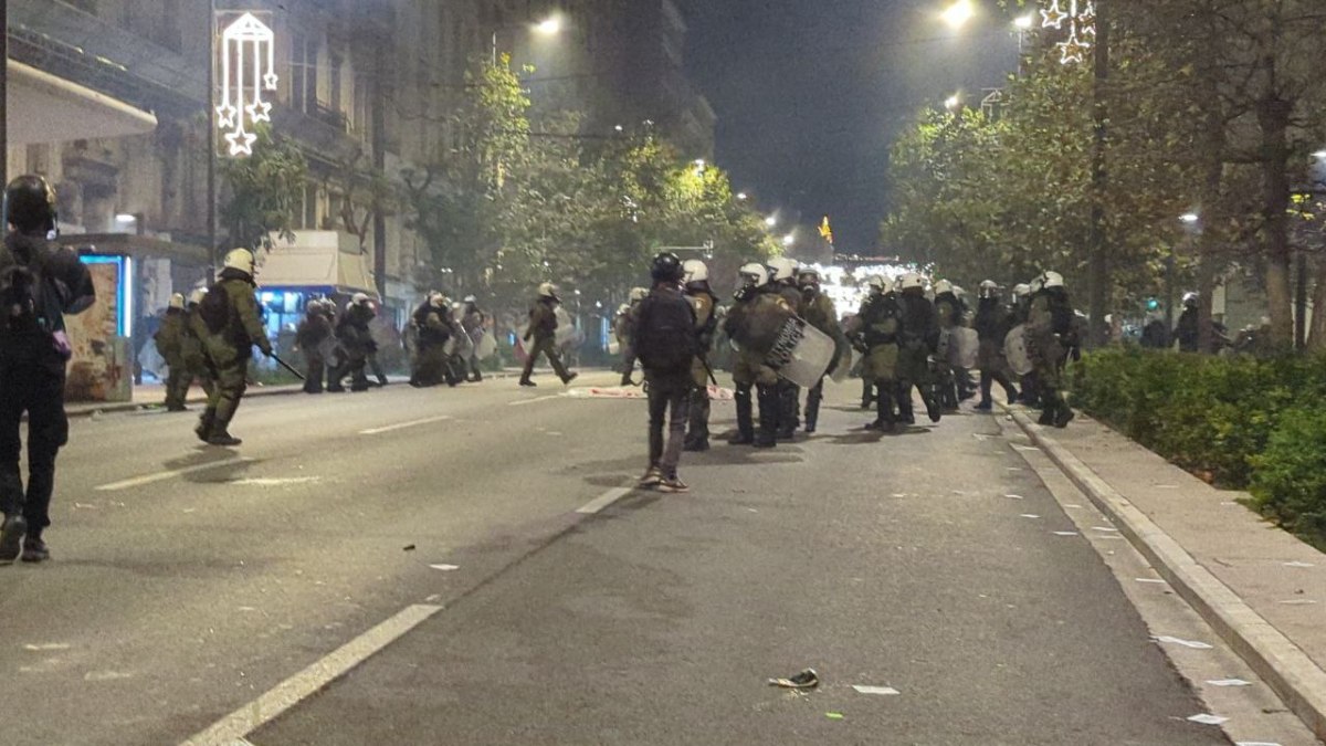 Πορεία για τον Γρηγορόπουλο: Ένταση και επεισόδια στο κέντρο της Αθήνας – Χημικά και προσαγωγές