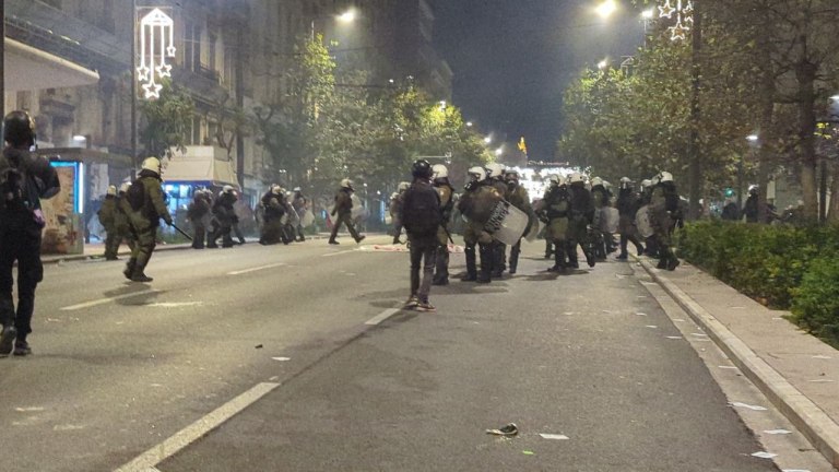 Πορεία για τον Γρηγορόπουλο: Ένταση και επεισόδια στο κέντρο της Αθήνας – Χημικά και προσαγωγές