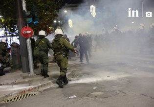 «Κανένας Δεκέμβρης δεν τελείωσε ποτέ» – Χημικά και ένταση στην πορεία μνήμης για τον Αλέξανδρο Γρηγορόπουλο, τα ΜΑΤ έκλεισαν το δρόμο προς το μνημείο