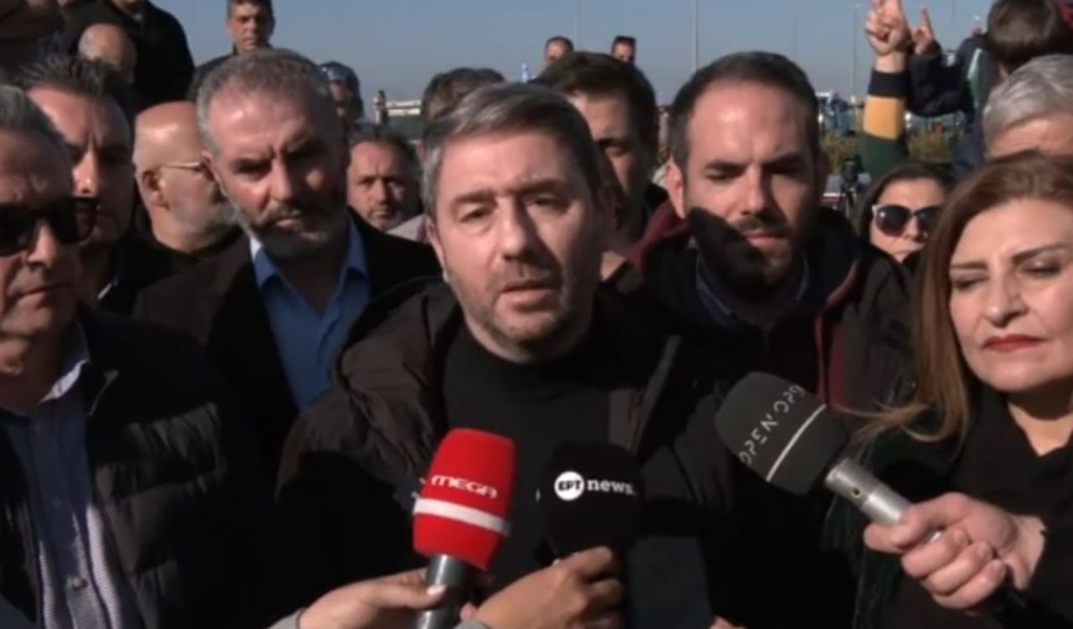 Ανδρουλάκης από το μπλόκο της Καρδίτσας: Στεκόμαστε στο πλευρό των αγροτών και του δίκαιου αγώνα τους