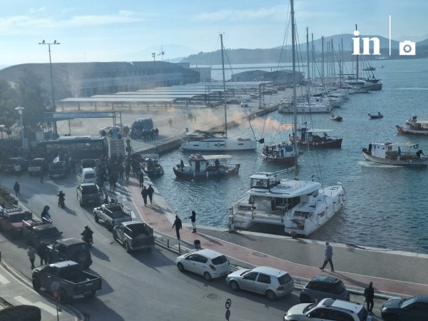 Με τρακτέρ και καΐκια στο λιμάνι του Βόλου αγρότες και αλιείς – Ισχυρή παρουσία των ΜΑΤ