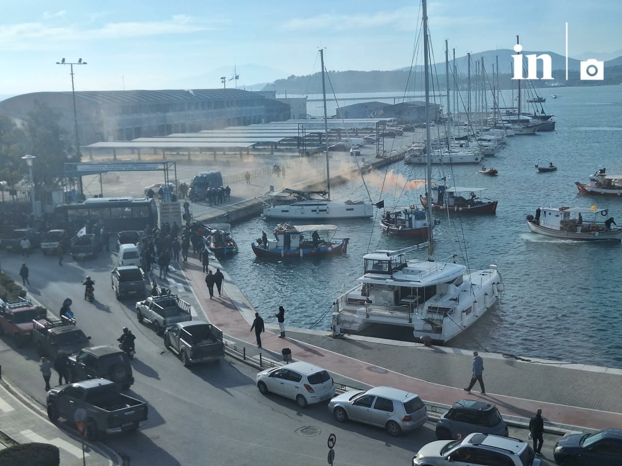 Με τρακτέρ και καΐκια στο λιμάνι του Βόλου αγρότες και αλιείς – Ισχυρή παρουσία των ΜΑΤ