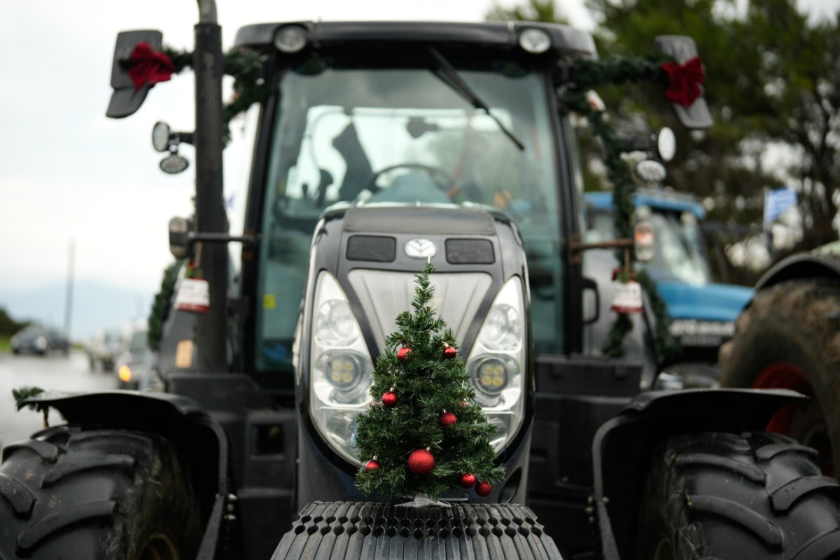 Στα μπλόκα τα αγροτικά όπως το πάει η κυβέρνηση ίσως βάψουν και αυγά, στην Αριστερά βρίζουν τον Τσίπρα που μίλησε για τη γύμνια του βασιλιά