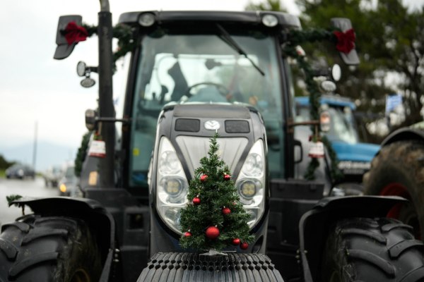 Στα μπλόκα τα αγροτικά όπως το πάει η κυβέρνηση ίσως βάψουν και αυγά, στην Αριστερά βρίζουν τον Τσίπρα που μίλησε για τη γύμνια του βασιλιά