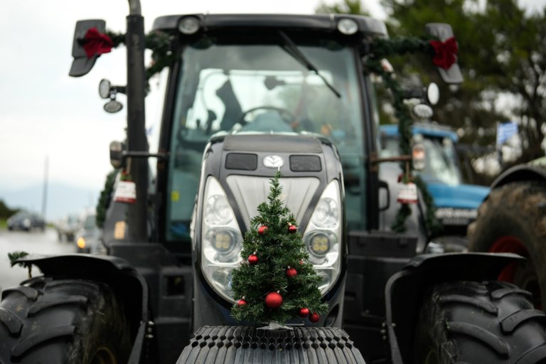 Στα μπλόκα τα αγροτικά όπως το πάει η κυβέρνηση ίσως βάψουν και αυγά, στην Αριστερά βρίζουν τον Τσίπρα που μίλησε για τη γύμνια του βασιλιά