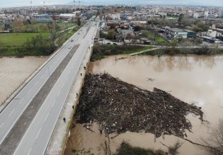 Λάρισα: Νησίδα από φερτά υλικά στη γέφυρα του Πηνειού – Ανεβαίνει η στάθμη στο ποτάμι