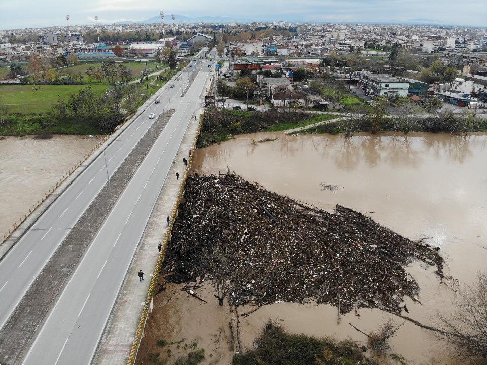 Λάρισα: Νησίδα από φερτά υλικά στη γέφυρα του Πηνειού – Ανεβαίνει η στάθμη στο ποτάμι