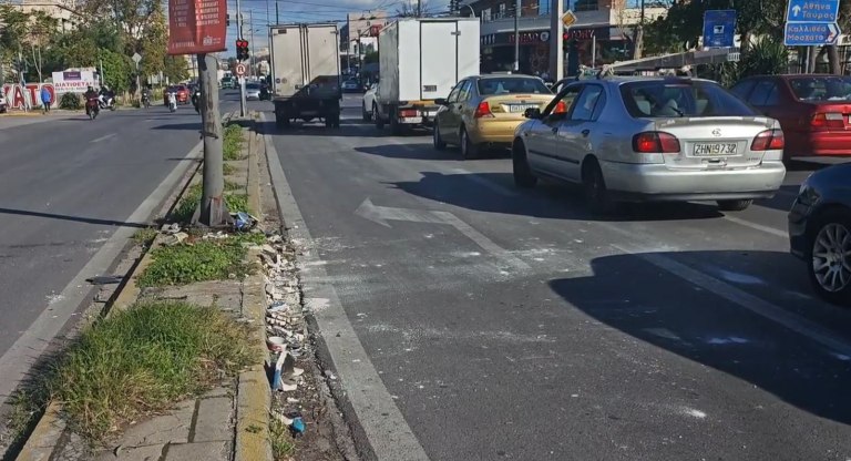 Τροχαίο στην Πειραιώς με 4 τραυματίες - ΙΧ καρφώθηκε σε κολώνα