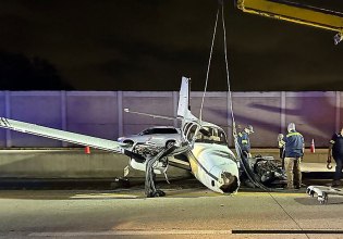 Αεροπλάνο προσγειώνεται πάνω σε αυτοκίνητο όλοι επιβιώνουν με γρατζουνιές! [βίντεο]