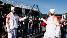 Σπουδαία στιγμή: Λαμπαδηδρόμος στους Χειμερινούς Ολυμπιακούς Αγώνες ο Πολονάρα (vids)