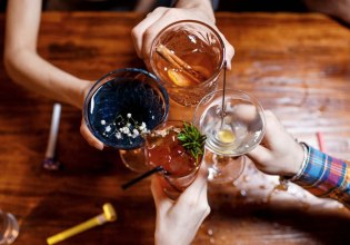 Πόσο αλκοόλ είναι «ασφαλές»; Οι ειδικοί διαφωνούν για το όριο