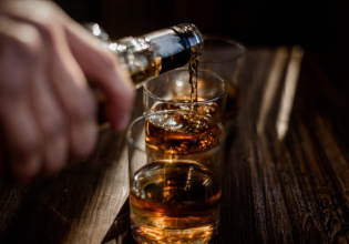 Κρήτη: Στο νοσοκομείο δύο ανήλικα αγόρια λόγω κατανάλωσης αλκοόλ – Δύο συλλήψεις