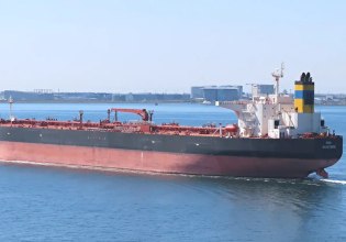 Στα 100 χλμ από την Κρήτη έφτασε το ρωσικό δεξαμενόπλοιο που χτυπήθηκε