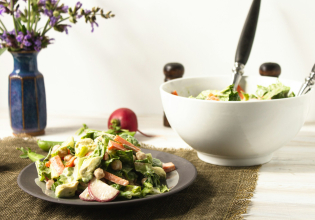 Συνταγή: Χωριάτικη σαλάτα με πολύχρωμες πιπεριές και ρεβίθια