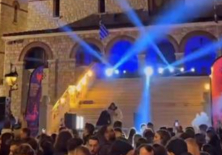 Δούκας για rave πάρτι στα σκαλιά εκκλησίας: Με αντιδράσεις όπως του ακροδεξιού Θ. Πλεύρη πάνε να χαλάσουν τις γιορτές
