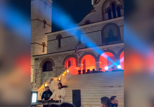 Δούκας για rave πάρτι στα σκαλιά εκκλησίας: Με αντιδράσεις όπως του ακροδεξιού Θ. Πλεύρη πάνε να χαλάσουν τις γιορτές