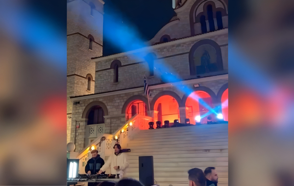 Δούκας για rave πάρτι στα σκαλιά εκκλησίας: Με αντιδράσεις όπως του ακροδεξιού Θ. Πλεύρη πάνε να χαλάσουν τις γιορτές