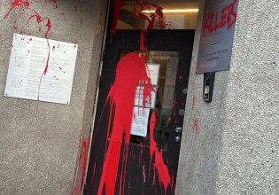 Βρυξέλλες: Κόκκινη μπογιά έριξαν άγνωστοι την είσοδο του προξενείου της Πολωνίας