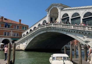 Γυναίκα έκλεψε ταχύπλοο στη Βενετία και γκρέμισε μαρμάρινη κουπαστή 850 ετών σε γέφυρα