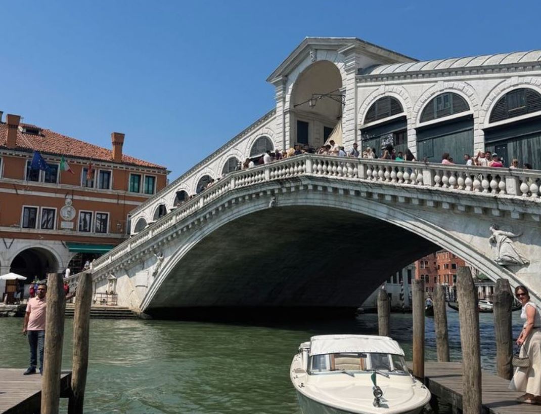 Γυναίκα έκλεψε ταχύπλοο στη Βενετία και γκρέμισε μαρμάρινη κουπαστή 850 ετών σε γέφυρα [βίντεο]