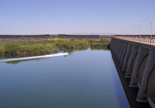 Ο Τραμπ απειλεί με επιπλέον δασμούς το Μεξικό εάν δεν φτάσει «αμέσως» περισσότερο νερό στο Τέξας