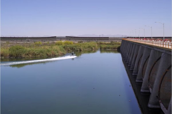 Ο Τραμπ απειλεί με επιπλέον δασμούς το Μεξικό εάν δεν φτάσει «αμέσως» περισσότερο νερό στο Τέξας