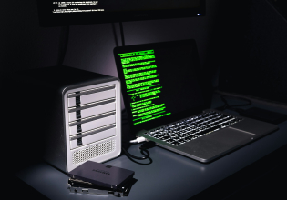 ΠΑΣΟΚ: Ένοχη σιωπή της κυβέρνησης μπροστά στις συνεχείς αποκαλύψεις στη δίκη του Predator