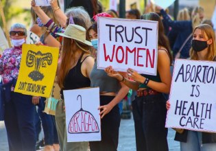 Το Ευρωκοινοβούλιο ενέκρινε σχέδιο για τη βελτίωση της προσβασιμότητας στις αμβλώσεις