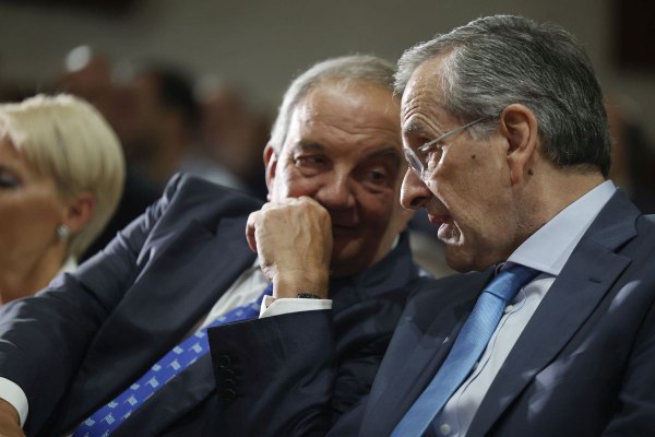 Η παράλληλη επανεμφάνιση Καραμανλή και Σαμαρά εντείνει την πίεση του Μαξίμου