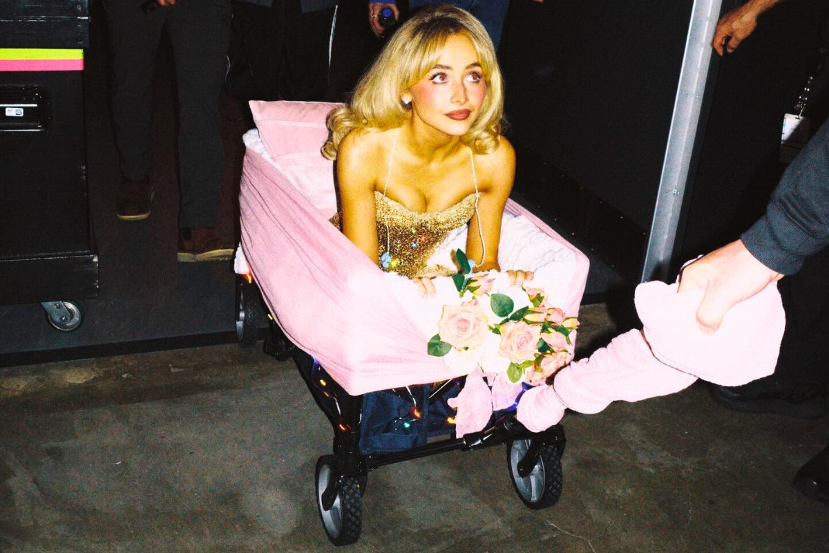 «Κακόβουλο, αηδιαστικό» – Σαμπρίνα Κάρπεντερ εναντίον Τραμπ για τις απελάσεις της ICE