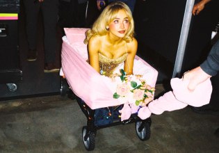 «Κακόβουλο, αηδιαστικό» – Σαμπρίνα Κάρπεντερ εναντίον Τραμπ για τις απελάσεις της ICE