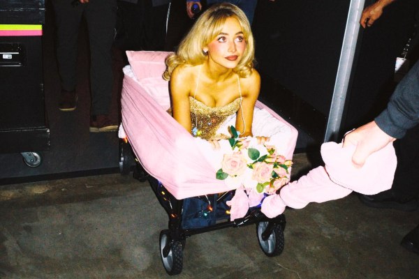 «Κακόβουλο, αηδιαστικό» – Σαμπρίνα Κάρπεντερ εναντίον Τραμπ για τις απελάσεις της ICE