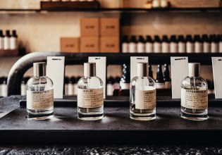 Το άρωμα του χρόνου – Πώς ο καπνός των τελετών έγινε μνήμη στο δέρμα