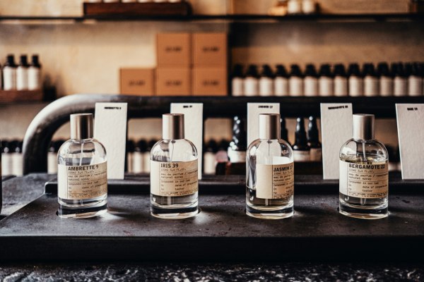 Το άρωμα του χρόνου – Πώς ο καπνός των τελετών έγινε μνήμη στο δέρμα