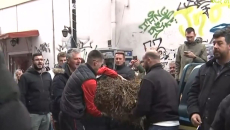 Τρίκαλα – Αγρίνιο: Στα γραφεία κυβερνητικών βουλευτών αγρότες – Πέταξαν πορτοκάλια, σανό και κοπριά