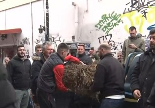 Τρίκαλα – Αγρίνιο: Στα γραφεία κυβερνητικών βουλευτών αγρότες – Πέταξαν πορτοκάλια, σανό και κοπριά