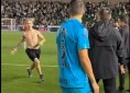 Οπαδός της Σάντος «μπούκαρε» στο γήπεδο για να μιλήσει στον Νεϊμάρ και… τραυμάτισε παίκτη! (vid)