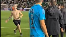 Οπαδός της Σάντος «μπούκαρε» στο γήπεδο για να μιλήσει στον Νεϊμάρ και… τραυμάτισε παίκτη! (vid)