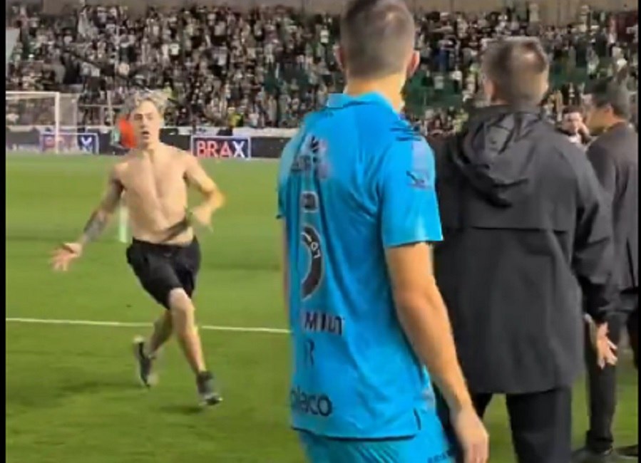 Οπαδός της Σάντος «μπούκαρε» στο γήπεδο για να μιλήσει στον Νεϊμάρ και… τραυμάτισε παίκτη! (vid)